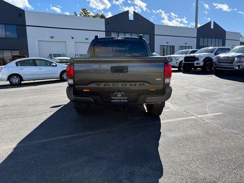 Used 2019 Toyota Tacoma TRD Sport image 6