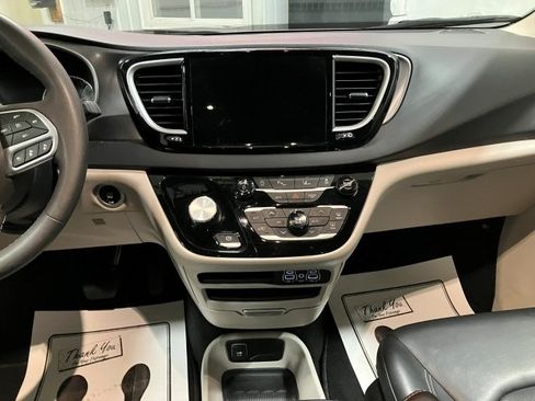 Used 2023 Chrysler Pacifica Touring-L image 20