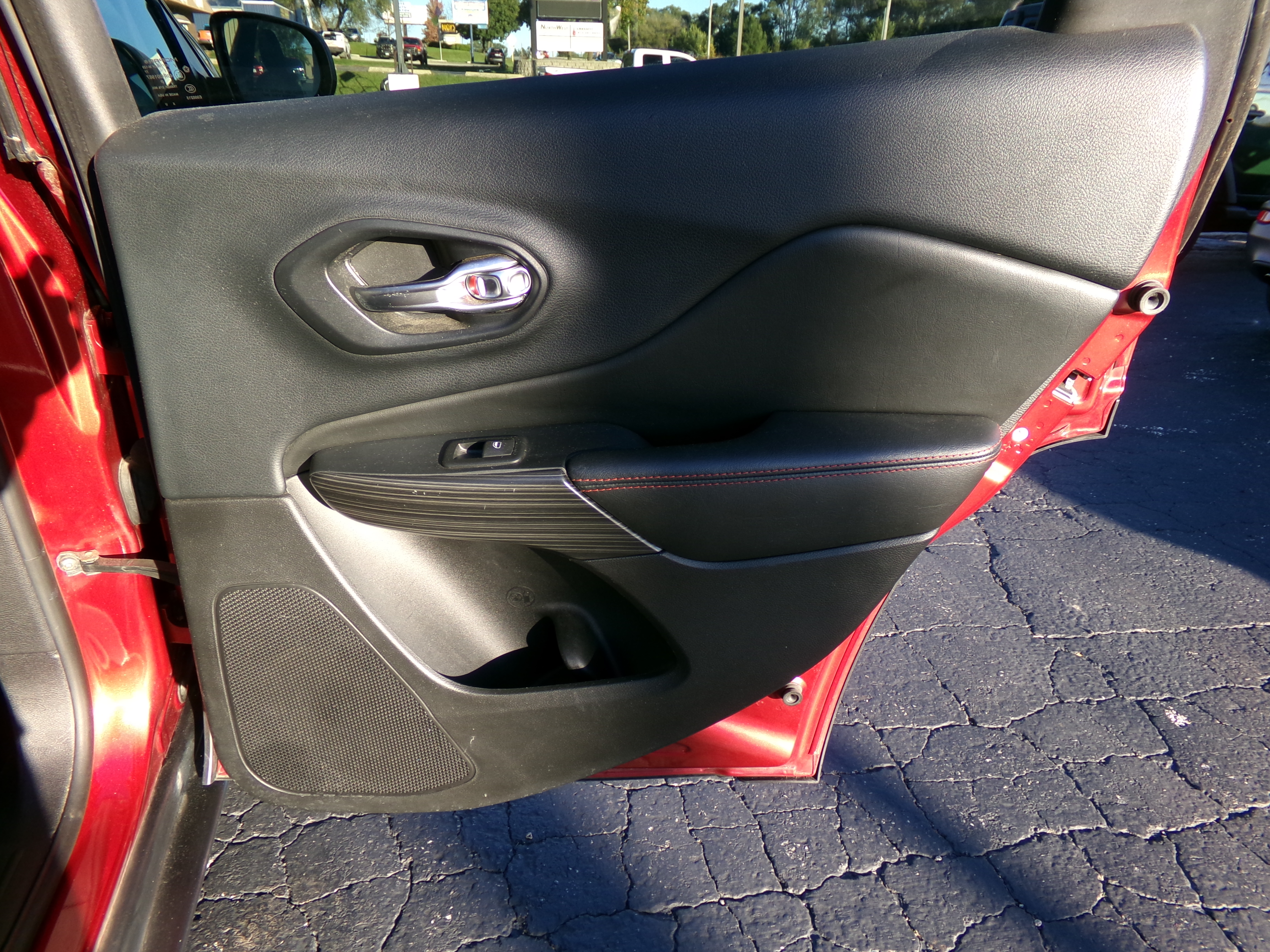 Used 2016 Jeep Cherokee 4WD Trailhawk image 14