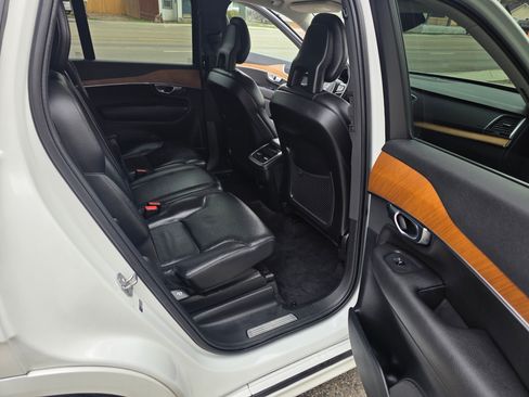 Used 2021 Volvo XC90 T6 Momentum image 11