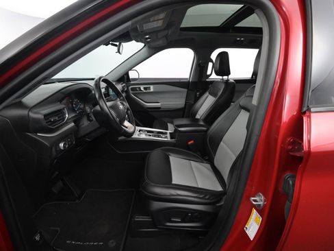 Used 2022 Ford Explorer XLT image 32