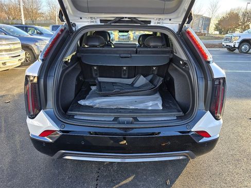 Used 2025 Cadillac Optiq Sport 2 image 28