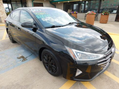 Used 2019 Hyundai Elantra SE image 1