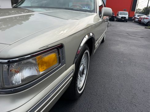 Used 1997 Lincoln Town Car Signature RWD image 45