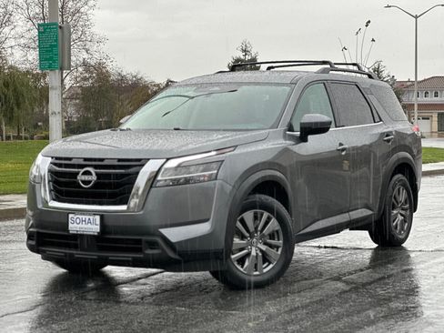 Used 2022 Nissan Pathfinder SV image 1