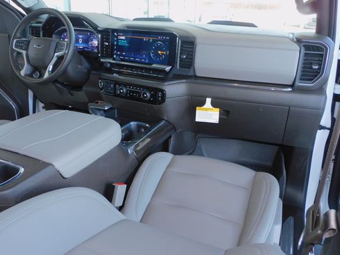 Used 2024 Chevrolet Silverado 1500 LT Trail Boss image 5