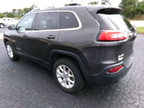 Used 2016 Jeep Cherokee 4WD Latitude image 3