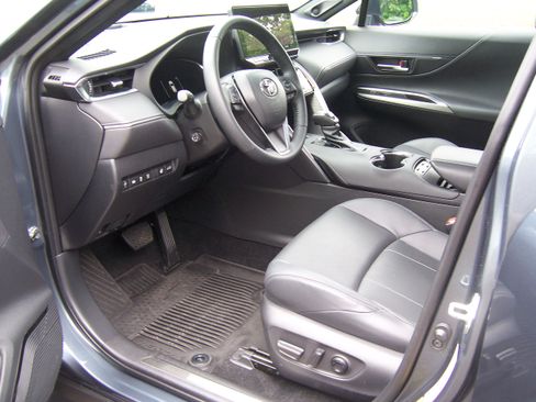 Used 2024 Toyota Venza Limited image 11
