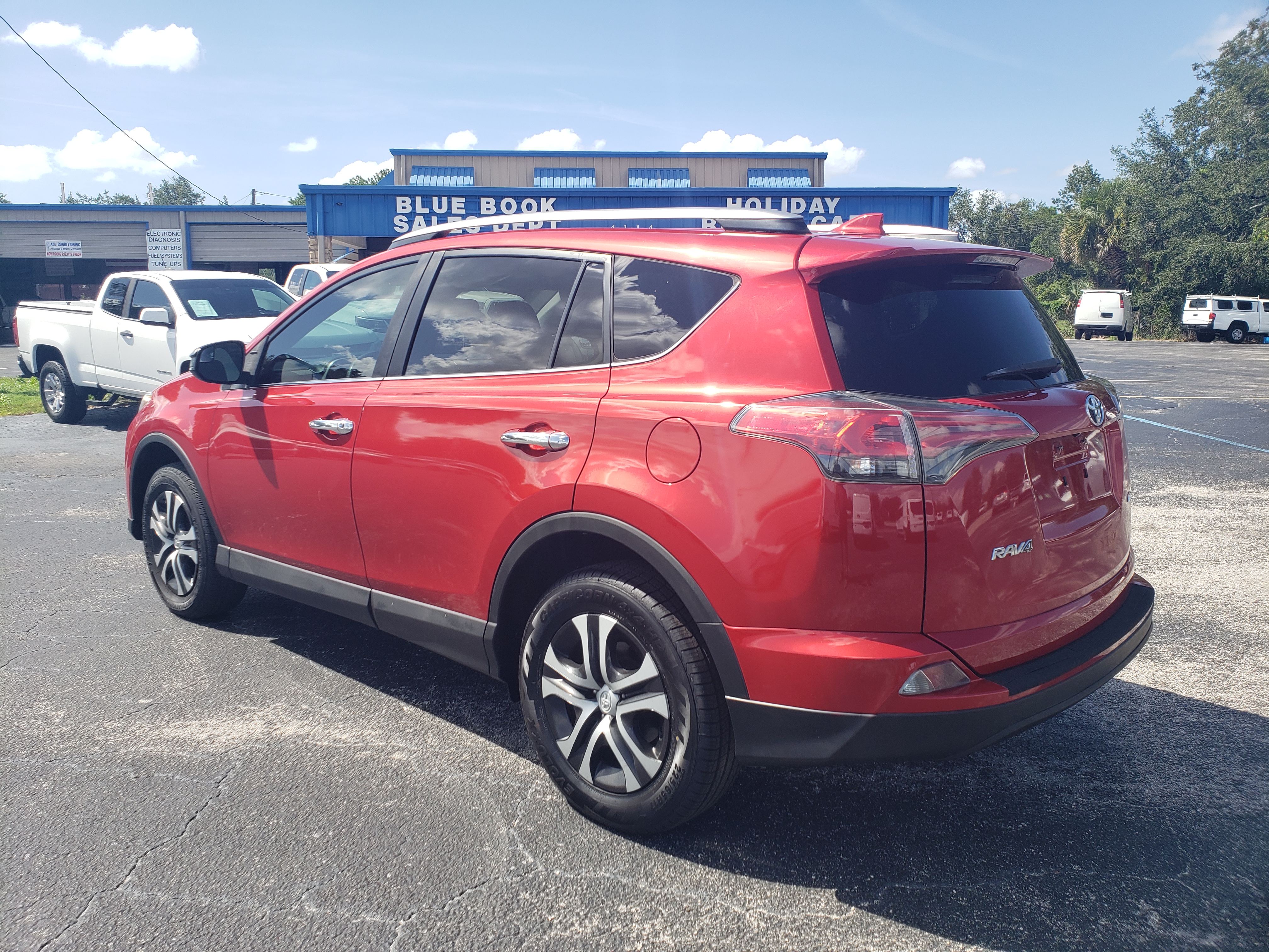 Used 2017 Toyota RAV4 FWD LE image 3