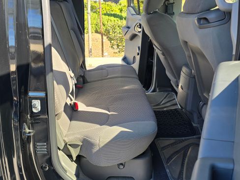 Used 2011 Nissan Frontier SE image 22