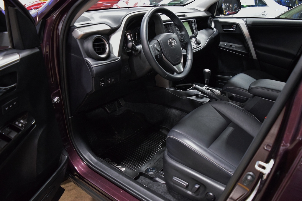 Used 2017 Toyota RAV4 Limited FWD image 17