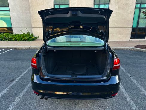 Used 2017 Volkswagen Jetta SEL w/ Cold Weather Package FWD image 11