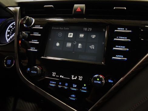 Used 2018 Toyota Camry XLE image 25