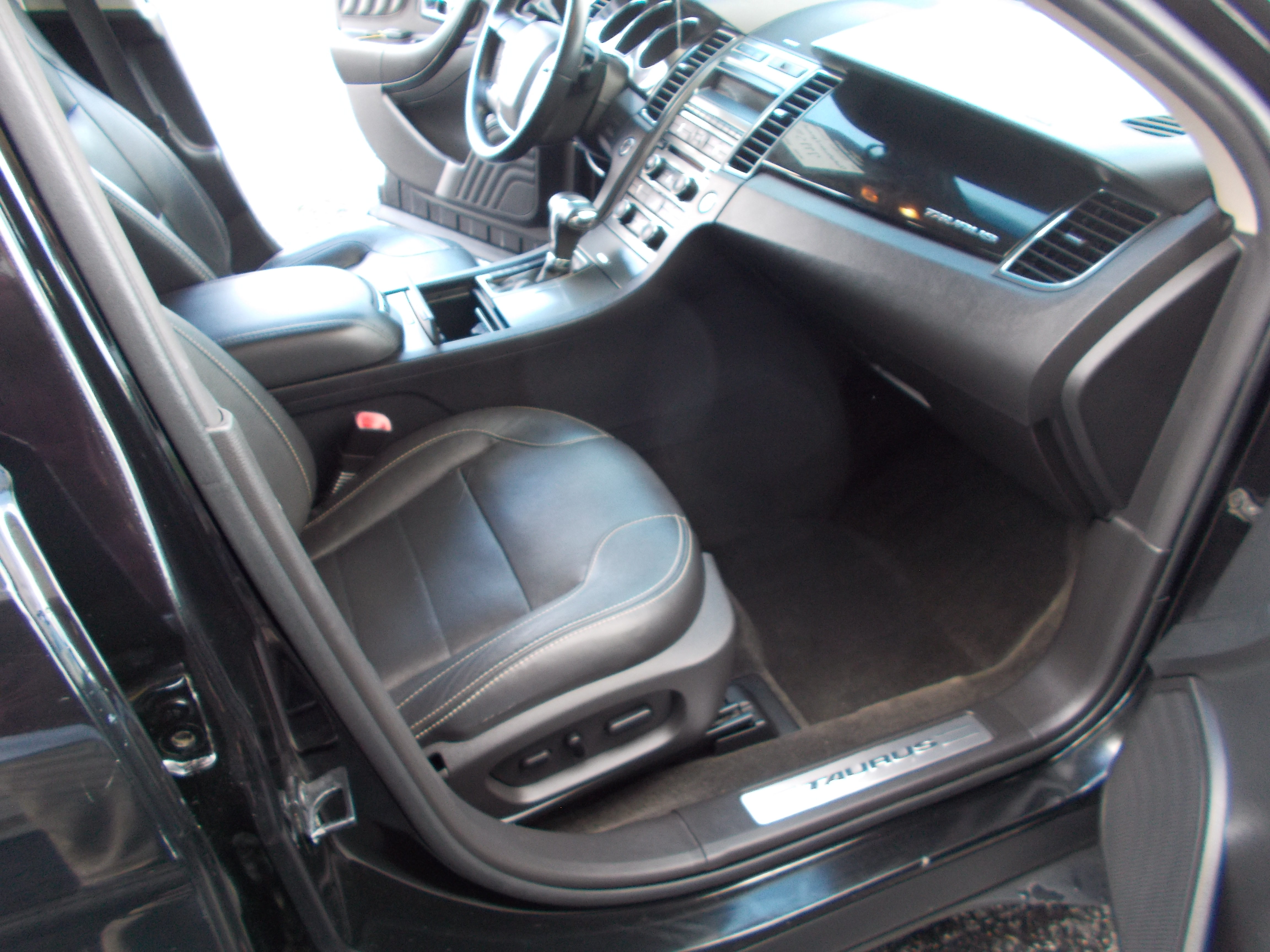 Used 2011 Ford Taurus Limited FWD image 19