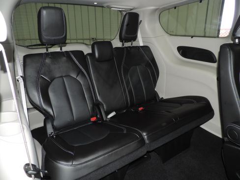 Used 2024 Chrysler Pacifica Touring-L AWD image 29
