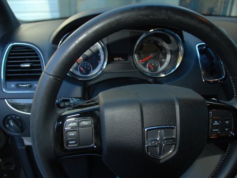 Used 2016 Dodge Grand Caravan image 12