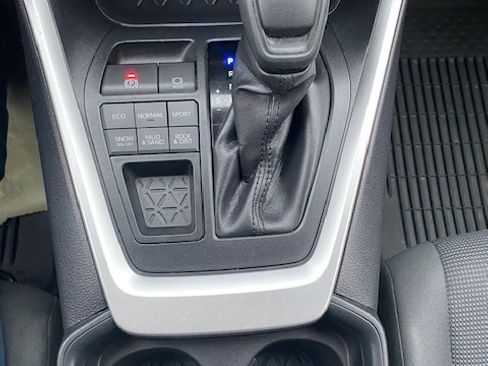 Used 2019 Toyota RAV4 LE image 12