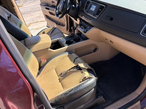 Used 2016 Kia Sedona LX image 11