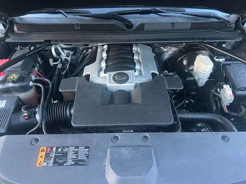 Used 2018 Cadillac Escalade 4WD Premium Luxury image 24