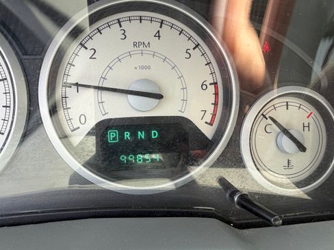 Used 2009 Chrysler Town & Country Limited FWD image 15