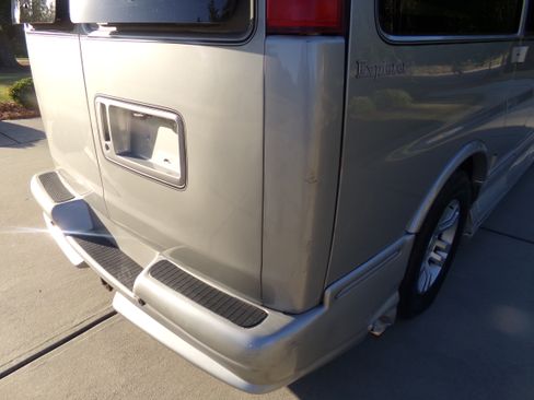 Used 2005 Chevrolet Express 1500 AWD Passenger image 11