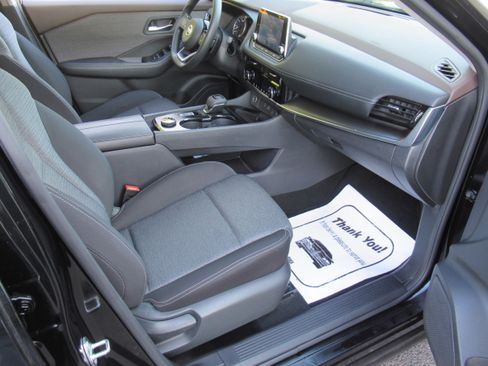 Used 2021 Nissan Rogue SV image 16