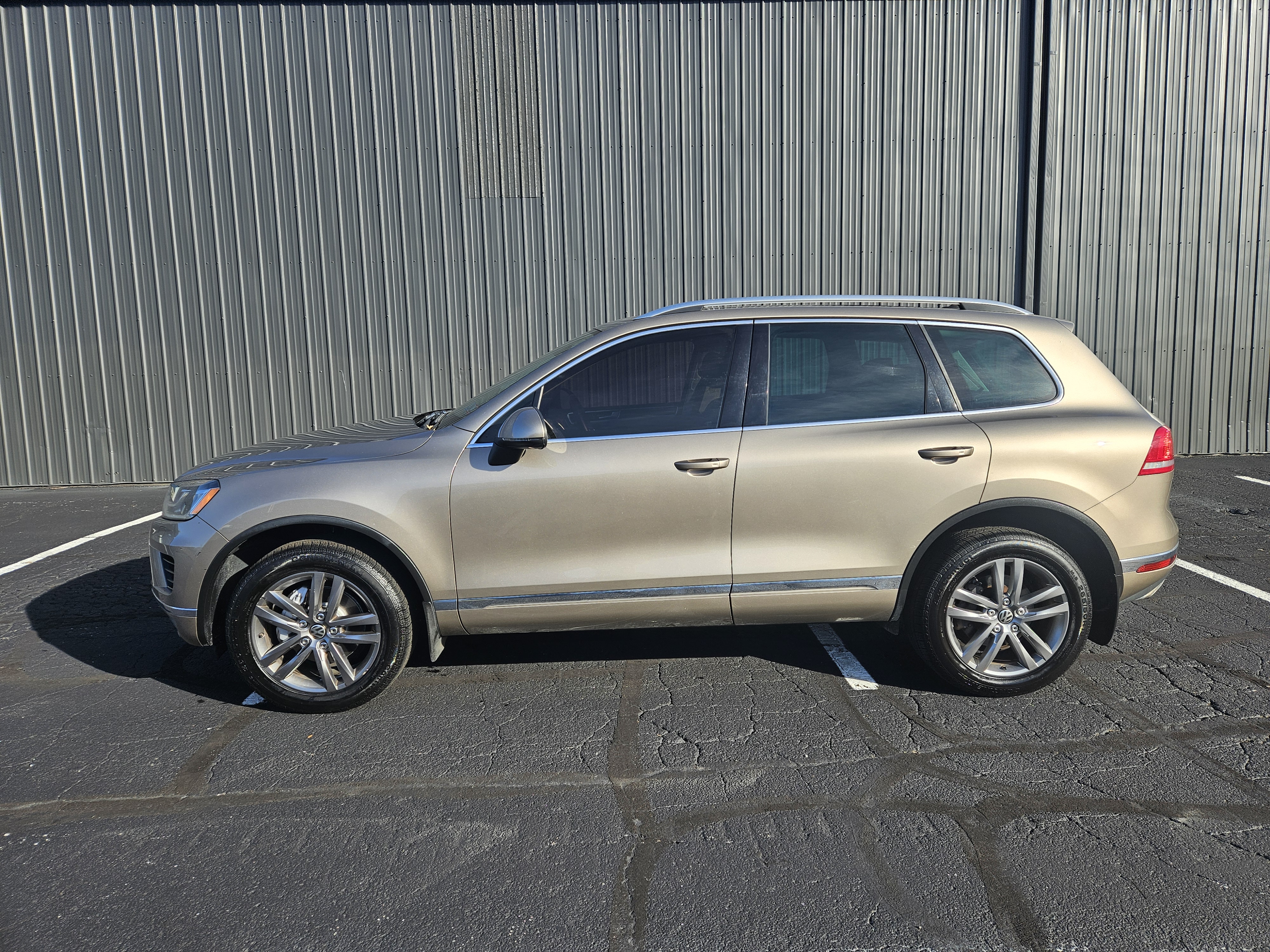 Used 2015 Volkswagen Touareg VR6 AWD/4WD image 2