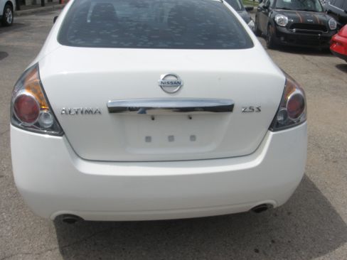 Used 2011 Nissan Altima Sedan FWD image 5