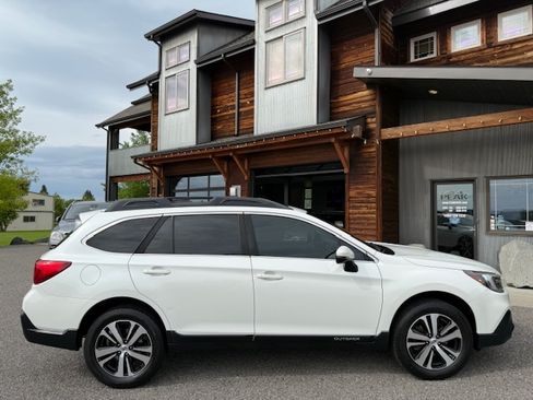 Used 2018 Subaru Outback 3.6R Limited AWD/4WD image 6