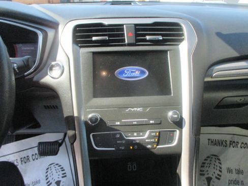 Used 2020 Ford Fusion SE FWD image 10