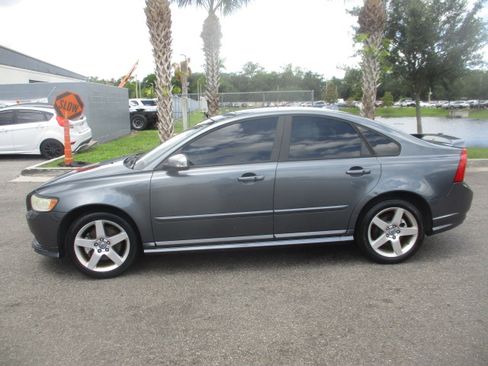 Used 2010 Volvo S40 T5 R-Design image 1