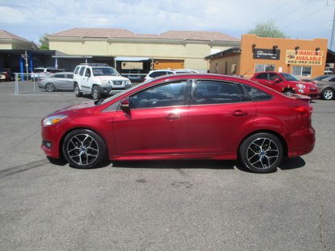 Used 2015 Ford Focus SE Sedan FWD image 1