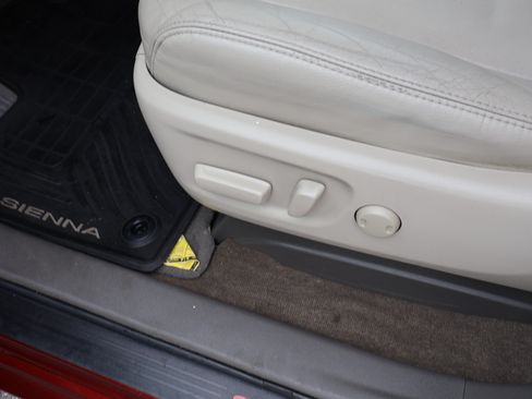 Used 2013 Toyota Sienna XLE image 21