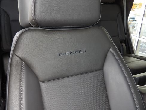 Used 2023 GMC Yukon 4WD Denali image 5