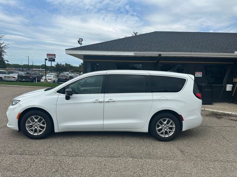 Used 2024 Chrysler Pacifica Touring-L FWD image 5