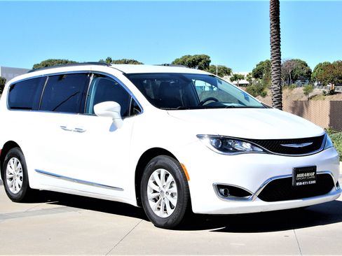 Used 2017 Chrysler Pacifica Touring-L image 5