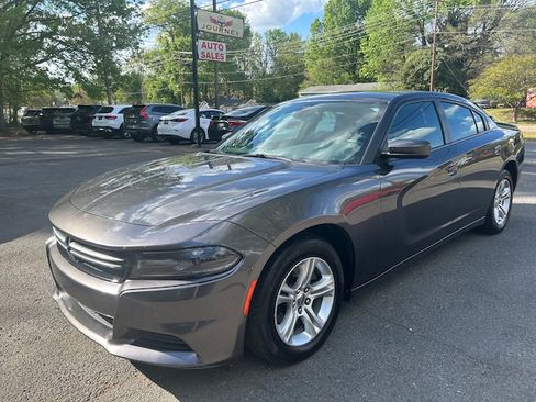 Used 2015 Dodge Charger SE image 1