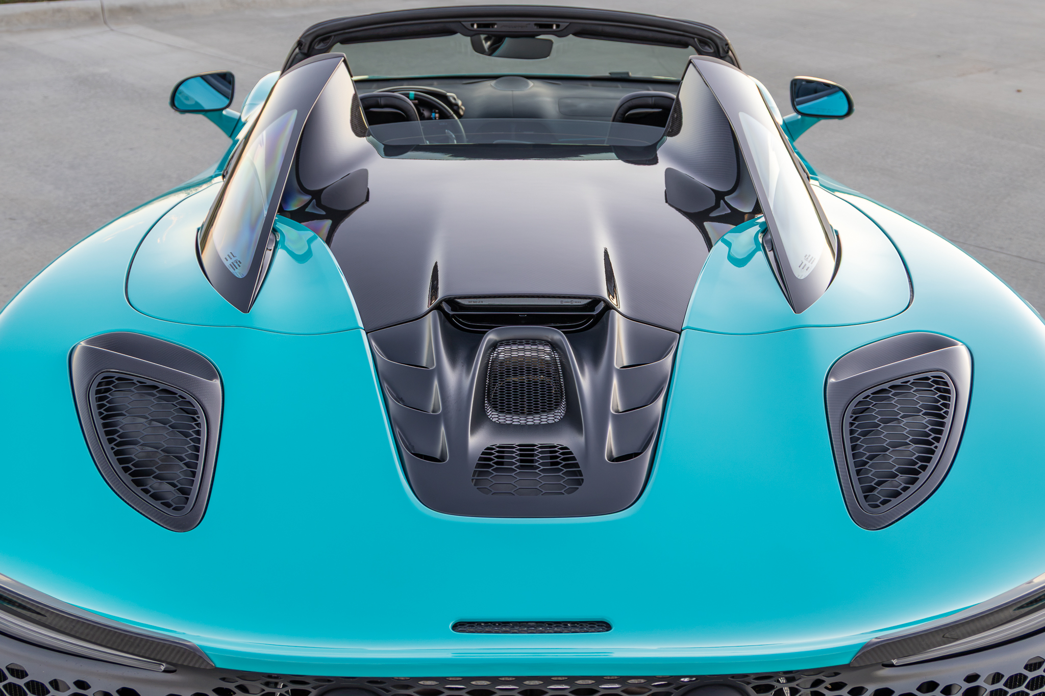 Used 2025 McLaren Artura Spider RWD image 18