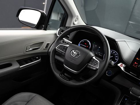 Used 2022 Toyota Sienna Limited image 26