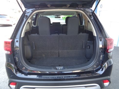 Used 2020 Mitsubishi Outlander AWD image 12
