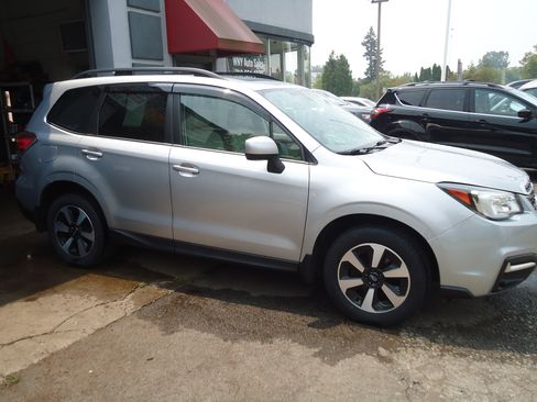 Used 2017 Subaru Forester 2.5i Premium AWD/4WD image 4