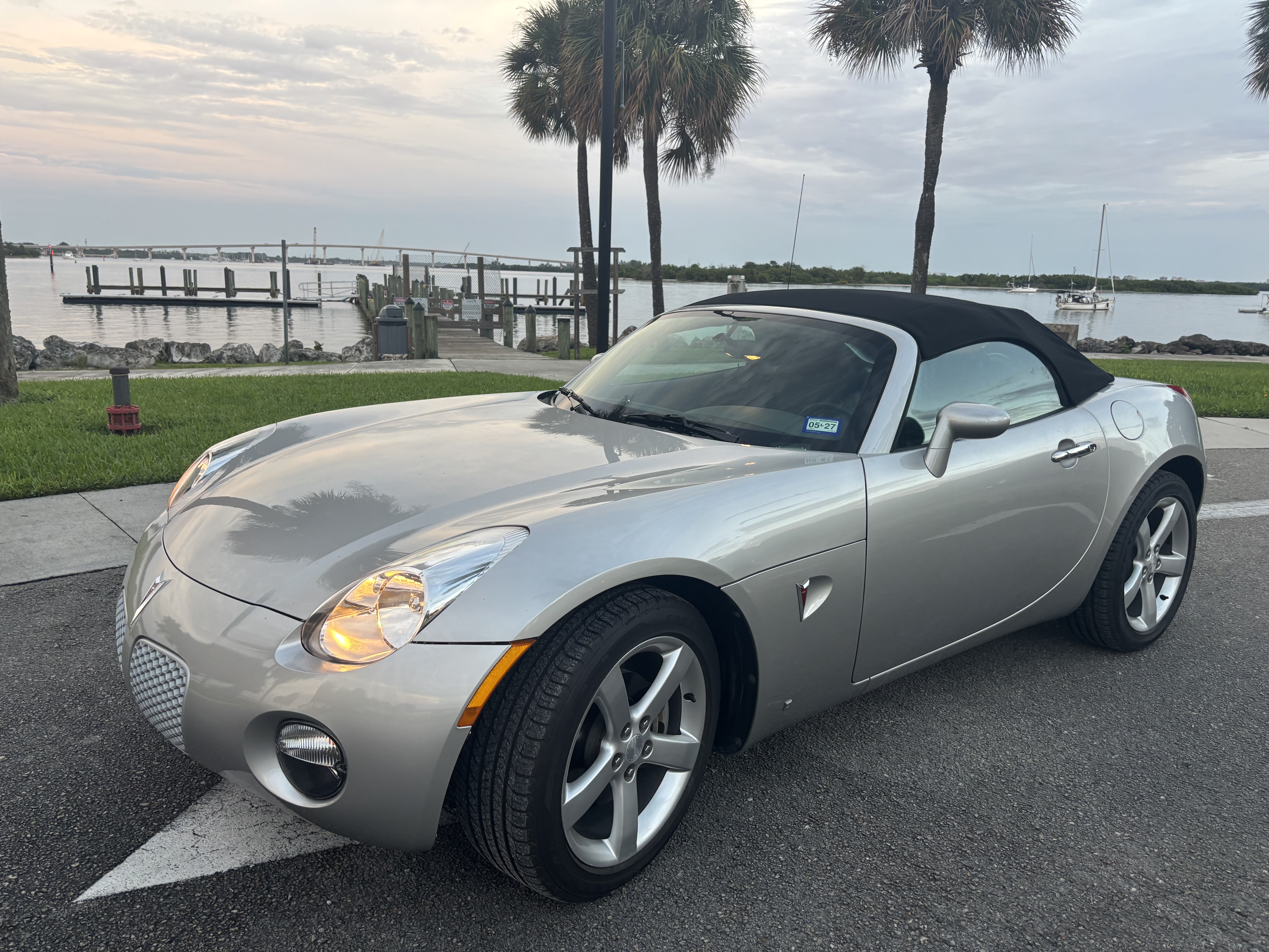 Used 2007 Pontiac Solstice Convertible RWD image 1