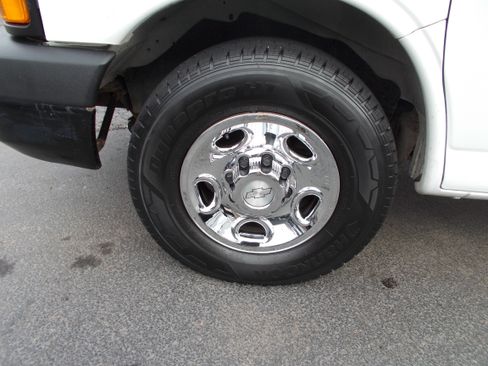 Used 2018 Chevrolet Express 2500 image 9