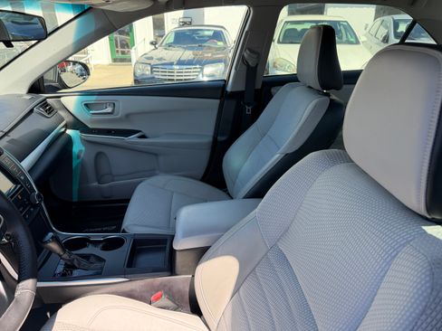 Used 2017 Toyota Camry SE image 5