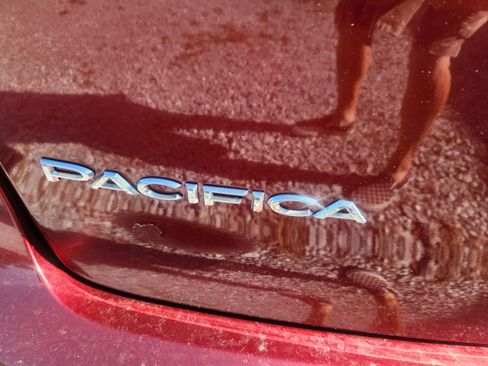 Used 2018 Chrysler Pacifica Touring-L FWD image 10