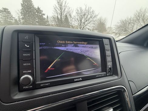 Used 2019 Dodge Grand Caravan SXT image 18