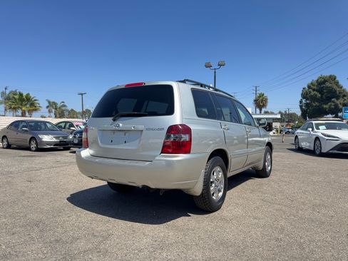 Used 2005 Toyota Highlander 2WD V6 w/ 3rd Row image 8