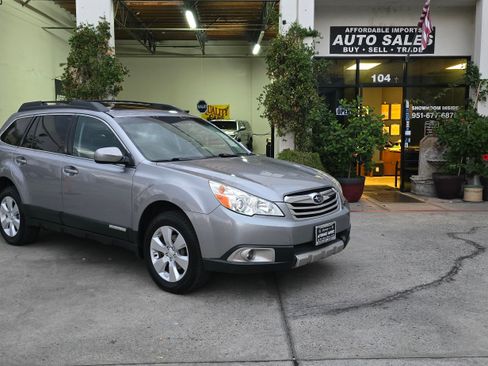 Used 2011 Subaru Outback 2.5i Limited image 2