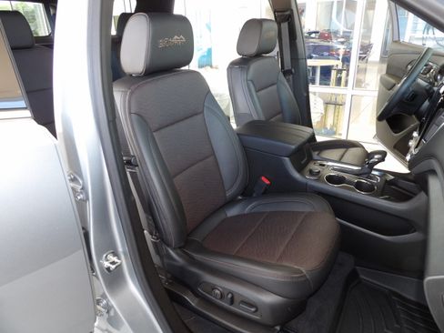 Used 2023 Chevrolet Traverse High Country image 29