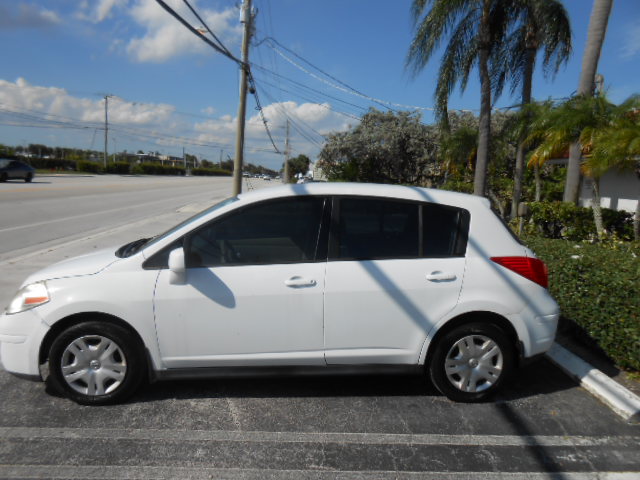 Used 2010 Nissan Versa Hatchback FWD image 2